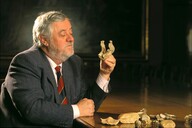 Le paléoanthropologue Yves Coppens examine une mâchoire d'hominidé.