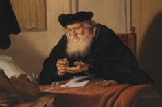 Un vieil homme compte son argent, assis à son bureau